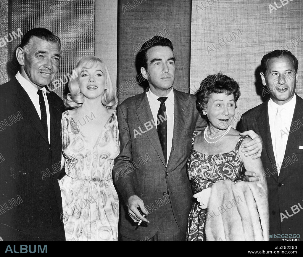 NORMA JEAN BAKER, Clark Gable, MONTGOMERY CLIFT, THELMA RITTER et ELI WALLACH. CLARK GABLE, ELI WALLACH, MARILYN MONROE, MONTGOMERY CLIFT et THELMA RITTER dans THE MISFITS, 1961, réalisé par JOHN HUSTON. Copyright UNITED ARTISTS/SEVEN ARTS.