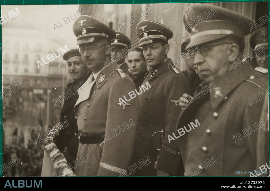 Madrid, 20/10/1940. Heinrich Himmler en el balcón central de la Dirección General de Seguridad, acompañado del conde de Mayalde José Finat Escrivá De Romaní y de José Moscardó, recibe el homenaje del público congregado en la Puerta del Sol.