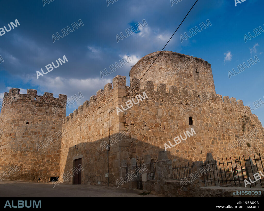 CASTILLA-LEON. PUENTE DEL CONGOSTO. Vista general del l CASTILLO medieval (S. XII-XIII). Comarca Alto Tormes. Provincia de Salamanca. España.