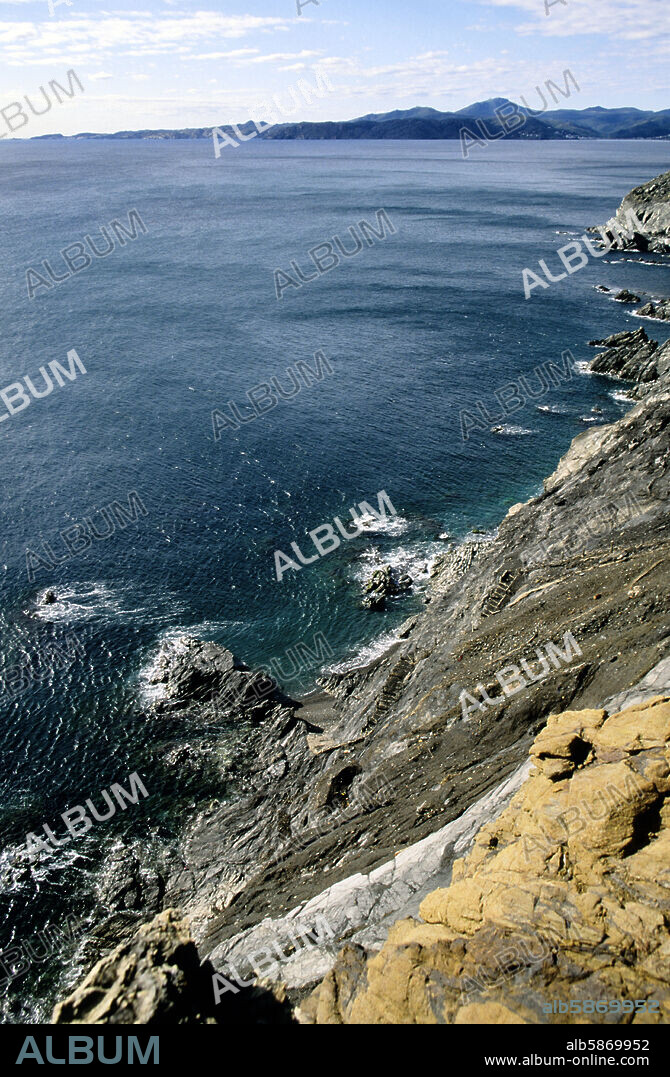 Portbou, junto a frontera con Francia; playa / platja de Clapés.