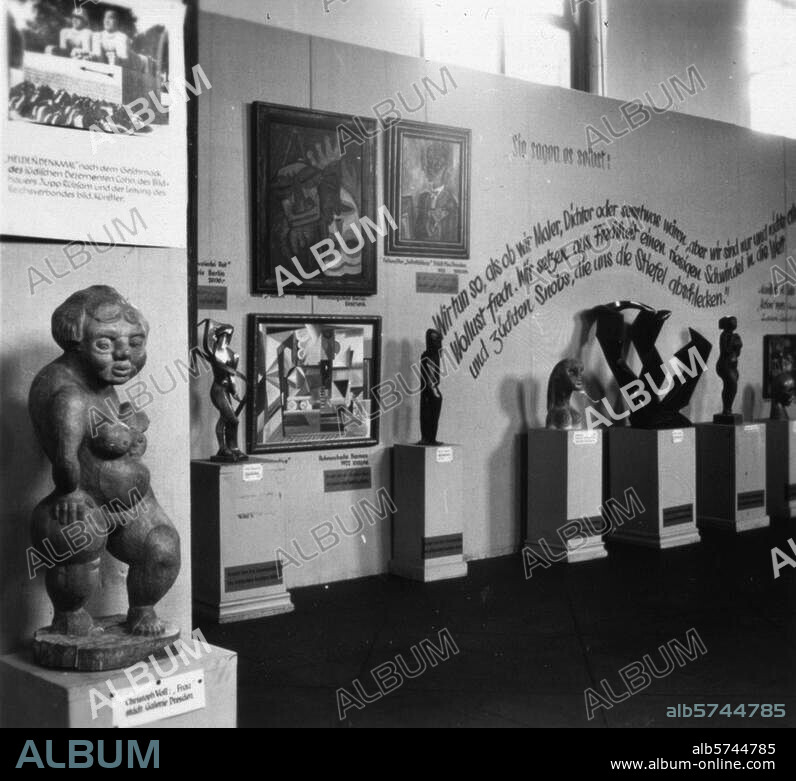 Kunst / Ausstellung "Entartete Kunst", eröffnet München, 4. März 1936; ab Sommer 1937 als Wanderausstellung. "Blick in die Ausstellung entarteter Kunst". Foto (Teil einer stereoskopischen Aufnahme) von Heinrich Hoffmann. Nr. 95 der Serie: Tag der Deutschen Kunst, Diessen. (Raumbild-Verlag O.Schönstein), o. J.
