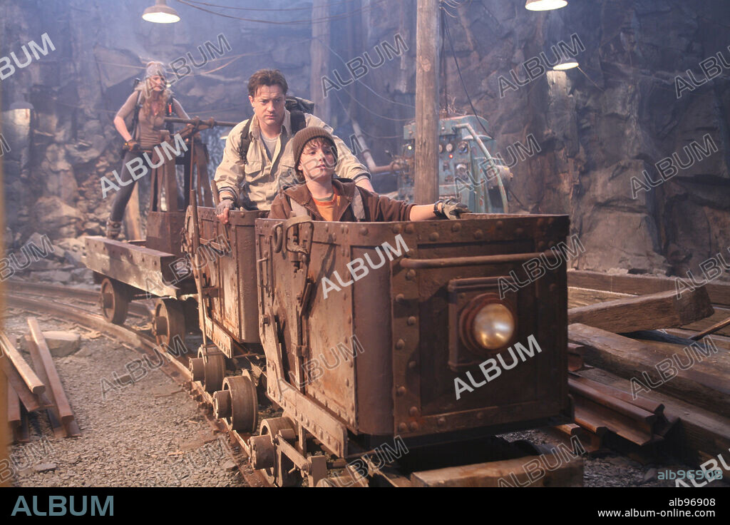 ANITA BRIEM, BRENDAN FRASER y JOSH HUTCHERSON en VIAJE AL CENTRO DE LA TIERRA, 2008 (JOURNEY TO THE CENTER OF THE EARTH), dirigida por ERIC BREVIG. Copyright WALDEN MEDIA/NEW LINE CINEMA / RAYMOND, SEBASTIEN.