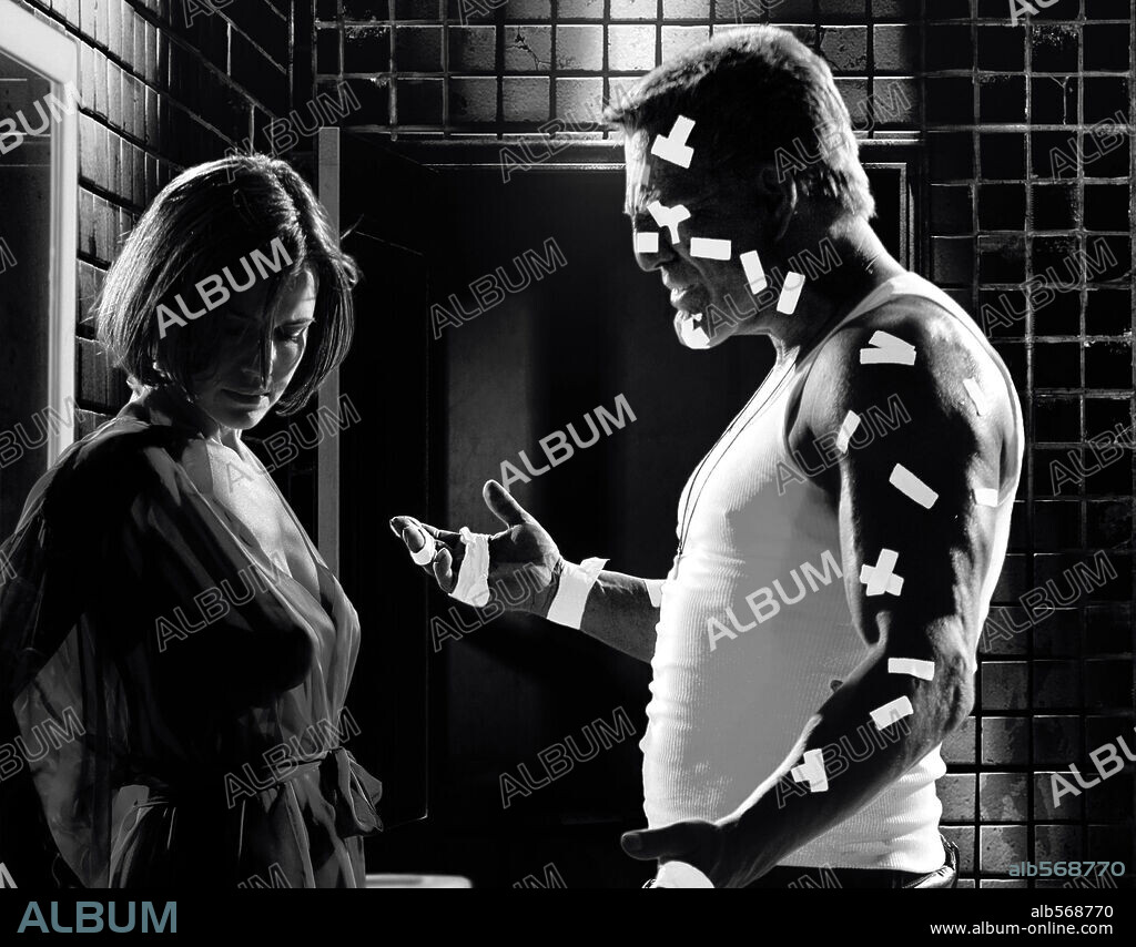 CARLA GUGINO y MICKEY ROURKE en SIN CITY: CIUDAD DEL PECADO, 2005 (SIN CITY), dirigida por FRANK MILLER y ROBERT RODRIGUEZ. Copyright DIMENSION FILMS / TORRES, RICO.