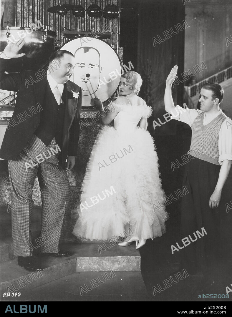 PAUL WHITEMAN en EL REY DEL JAZZ, 1930 (KING OF JAZZ), dirigida por JOHN MURRAY ANDERSON. Copyright UNIVERSAL PICTURES.