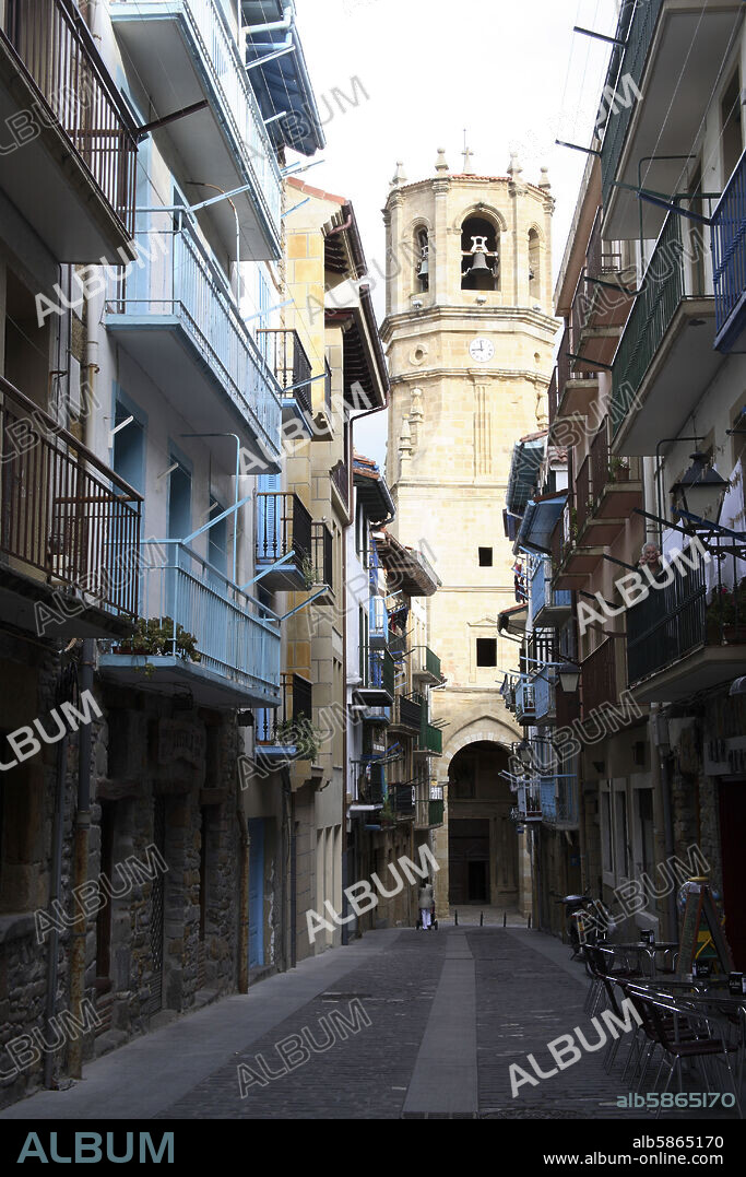 Getaria / Guetaria; calle Mayor y torre de Iglesia de San Salvador