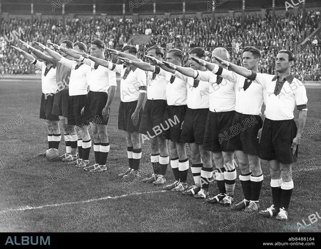 STOCKHOLM 1935-06-30.. Sverige möter Tyskland i en fotbollslandskamp på Stockholms stadion. Här ses det tyska laget under nationalsången.. Foto: AB Text & Bilder / SVT / Kod: 5600. Mapp: Fotbollslandskampen Sverige-Tyskland Stadion 30/6 - 1935 I:8g. Landskamper På rad Nazisthälsningar.