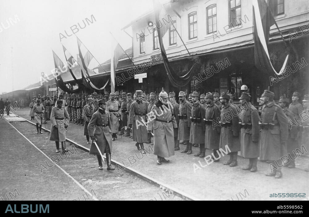 Ludwig III, King of Bavaria (1913-18). 1845 - 1921. King Ludwig III travels to the front in Rumania: Arrival in Schäßburg (Segesvar). The Austrian Kaiser Karl behind the King, on the left Colonel General Hans von Seeckt. Photo, c. 1917.