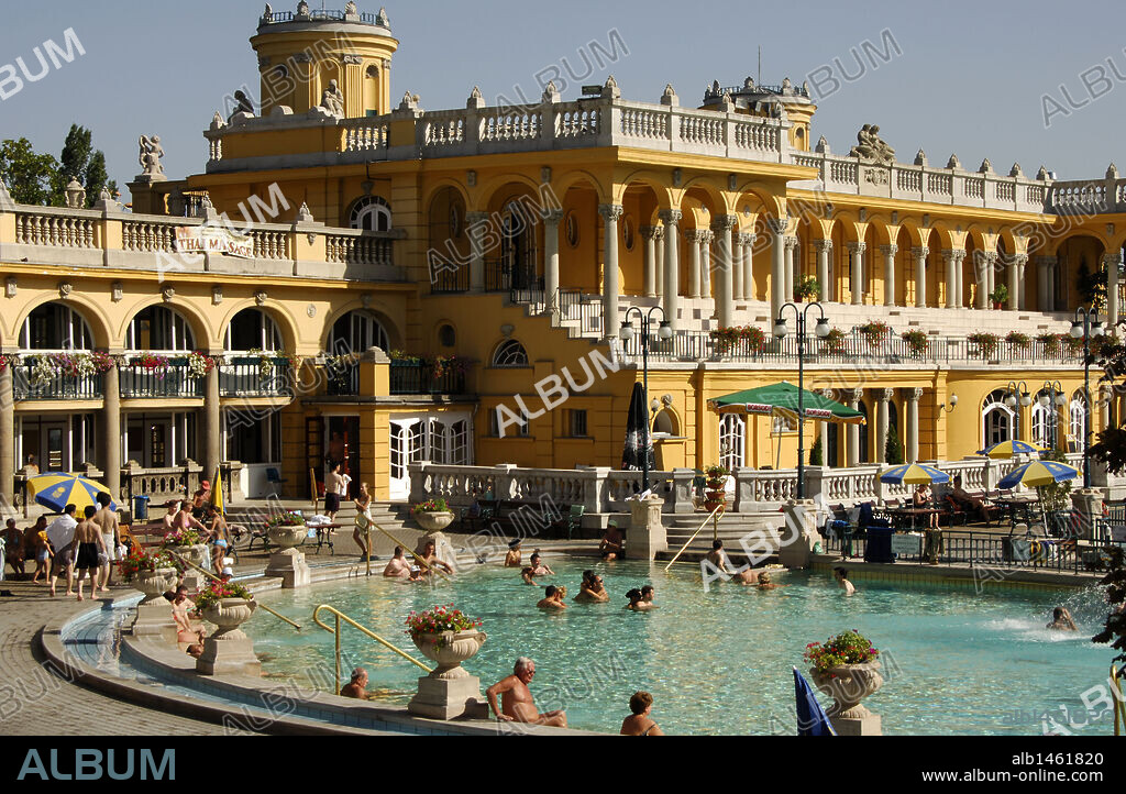 HUNGARY. BUDAPEST. SzE`chenyi Furde. Thermal Baths outdoors.