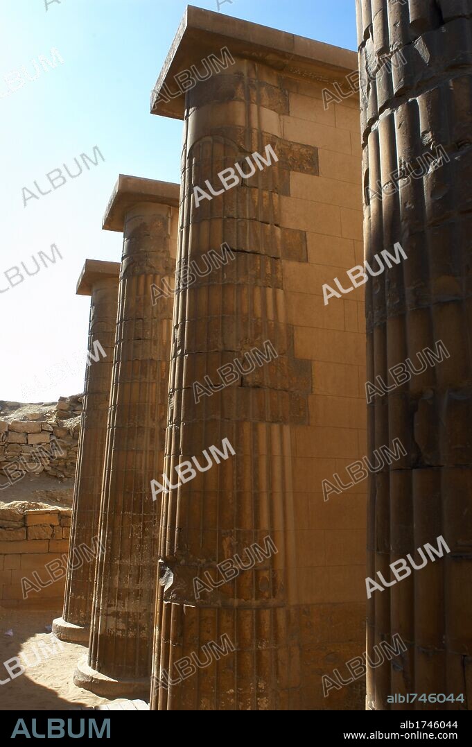ARTE EGIPCIO. IMPERIO ANTIGUO. III DINASTIA. PIRAMIDE DE ZOSER o "PIRAMIDE ESCALONADA". Tumba del faraón Zoser y de varios miembros de su familia. Edificada por IMHOTEP, primer arquitecto del que se conoce el nombre. COLUMNATA DE ACCESO AL RECINTO. SAKKARA. Egipto.