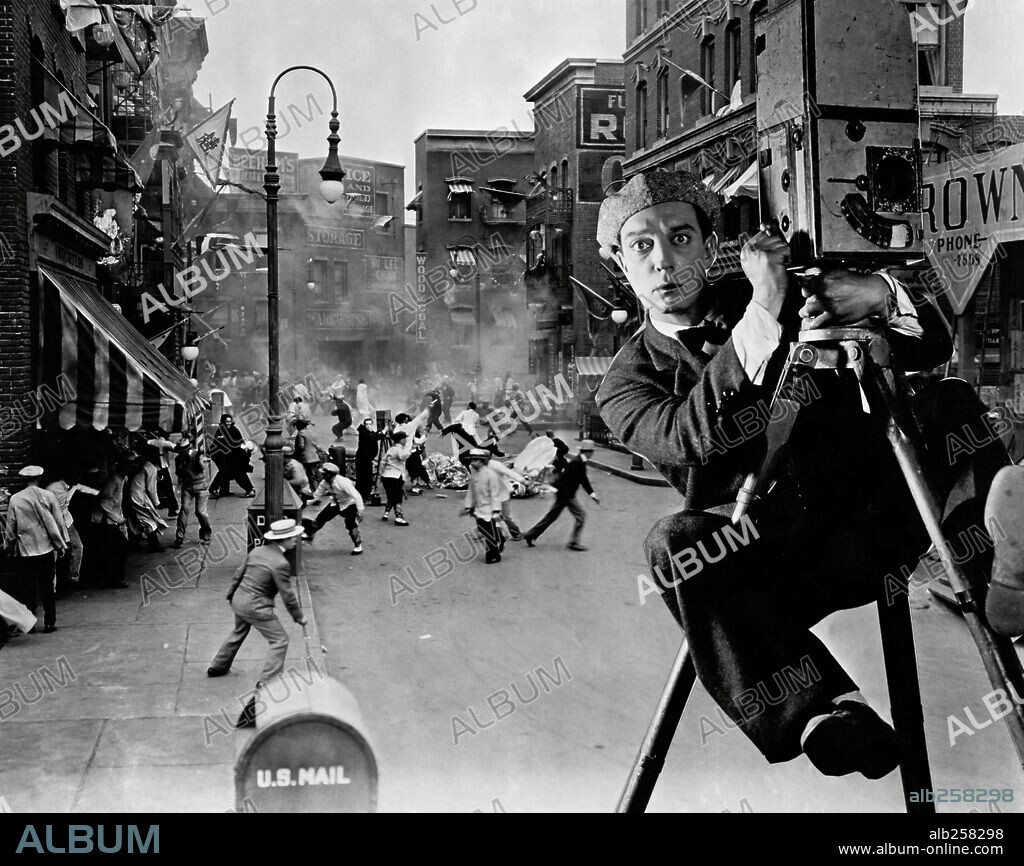 BUSTER KEATON dans THE CAMERAMAN, 1928, réalisé par EDWARD SEDGWICK. Copyright M.G.M.