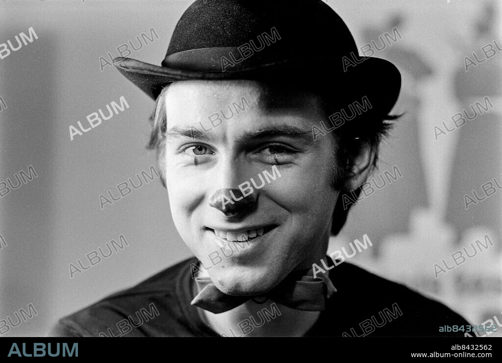 STOCKHOLM 1971-02-18.. Jonas Bergström, skådespelare, som bov i pjäsen Karlsson på taket, i sin loge på Dramaten.. Foto: Bertil S-son Åberg / RiR / SVT / Kod: 5600. Reportage publ. i RiR 11/71 sid. 49 inför TV-programmet Den byxlöse äventyraren.. RiR 20086 sv/v neg.