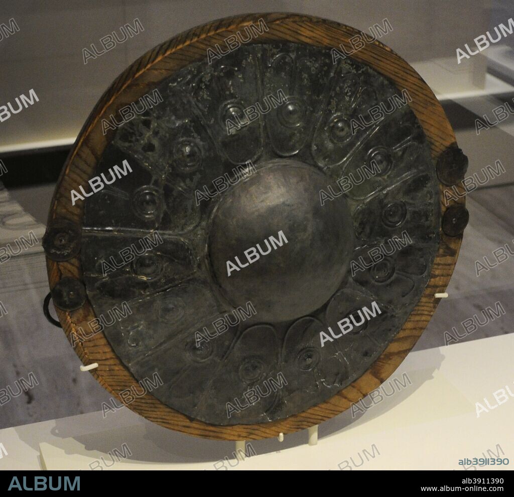 Escudo tipo caetra de bronce. Edad del Hierro I. Cultura Celtibérica antigua. Siglos V-principios siglo VI a. C. Necrópolis de El Cuarto. Sepultura 3. Griegos (provincia de Teruel). Museo Arqueológico Nacional. Madrid. España.