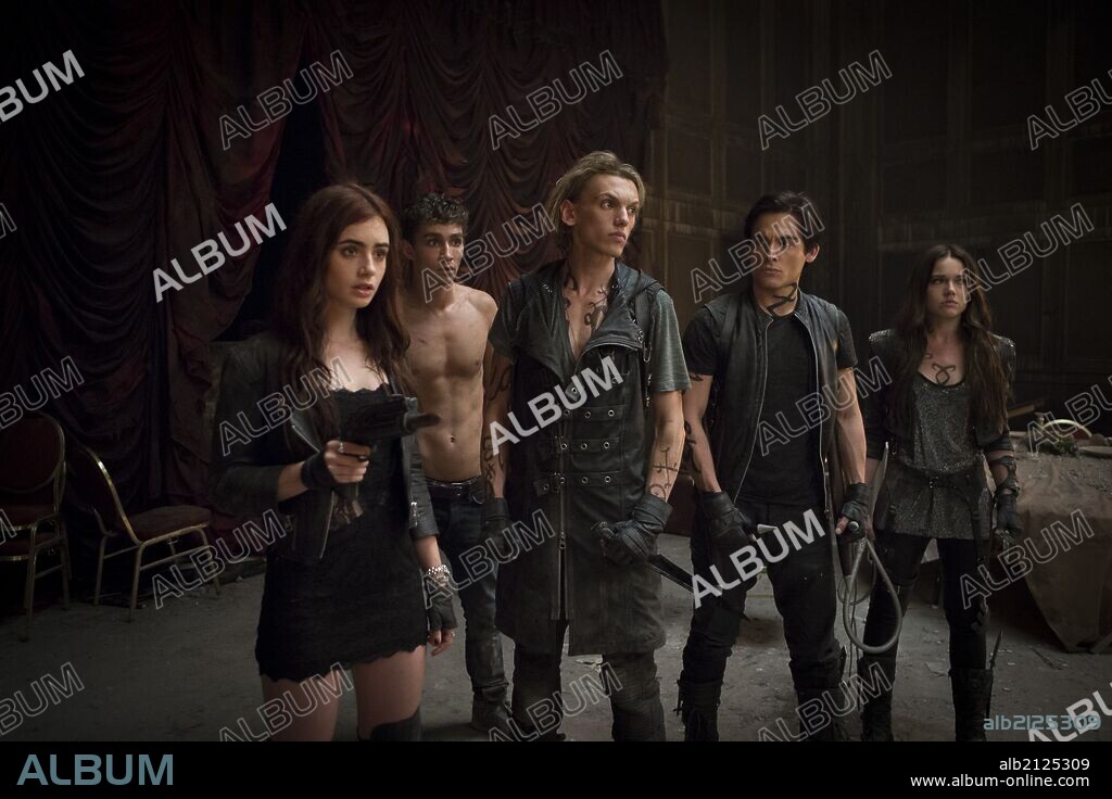 LILY COLLINS en CAZADORES DE SOMBRAS: CIUDAD DE HUESO, 2013 (MORTAL INSTRUMENTS, THE: CITY OF BONES), dirigida por HARALD ZWART. Copyright CONSTANTIN FILM PRODUKTION.
