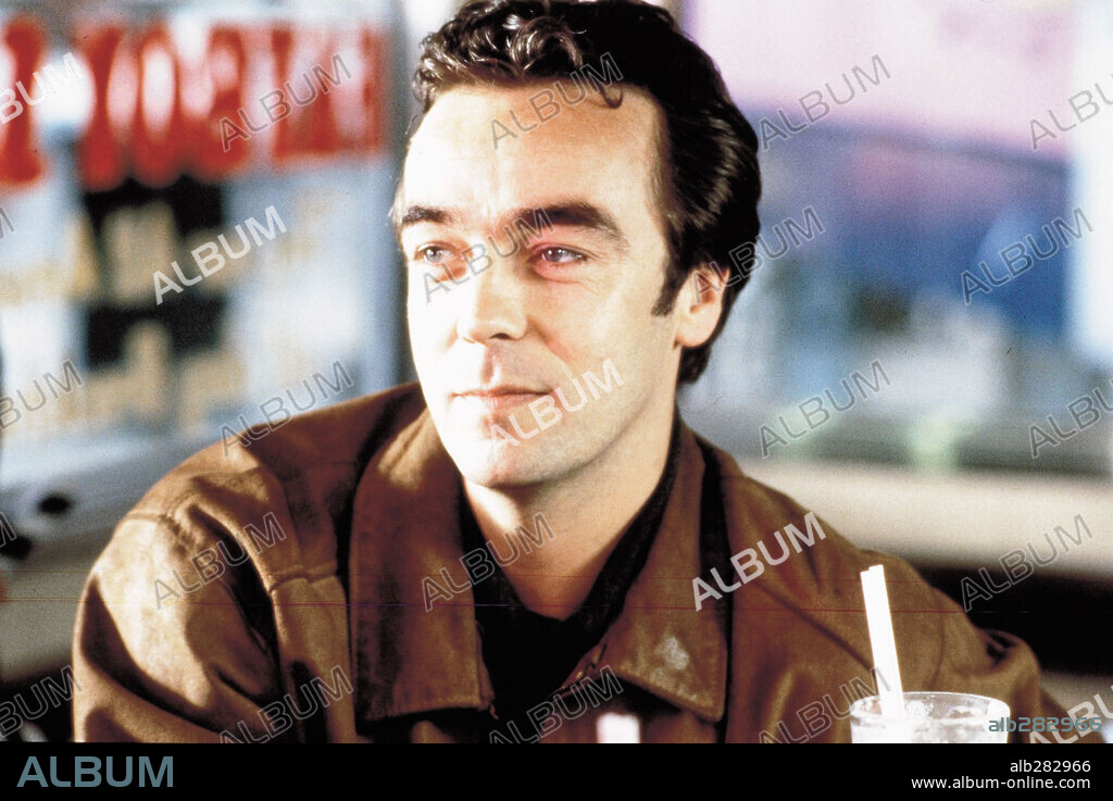 JOHN HANNAH en DOS VIDAS EN UN INSTANTE, 1998 (SLIDING DOORS), dirigida por PETER HOWITT. Copyright PARAMOUNT PICTURES.