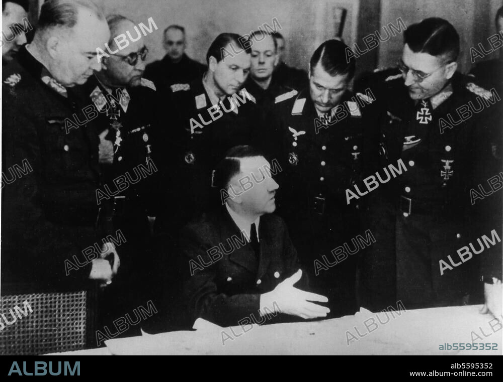 Hitler, Adolf Politiker (NSDAP), 1889-1945. Hitler im Hauptquartier der Heeresgruppe Weichsel bei Prenzlau (Uckermark) Anfang 1945. (Eine der letzten bekannten Aufnahmen Hitlers.). Foto, 1945.