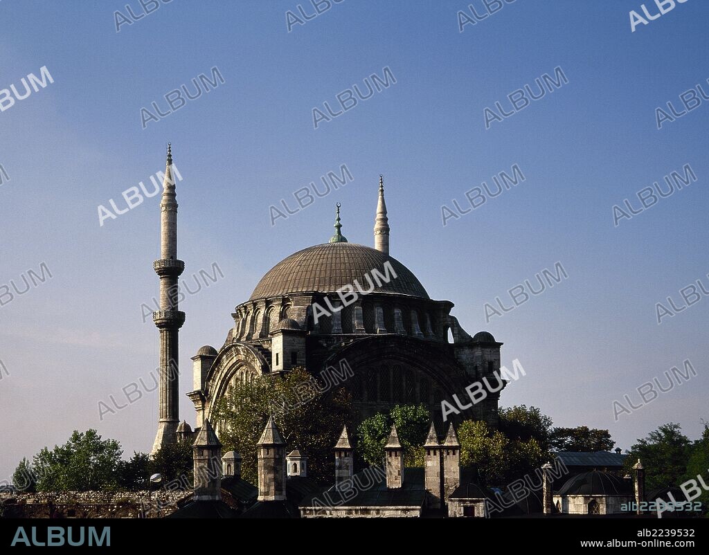 ARTE ISLAMICO. ESTILO OTOMANO. TURQUIA. NURVOSMANIYE CAMII (LUZ DE OSMAN). Mezquita iniciada en 1748 por Mahmut I y completada en 1755 por su hermano y sucesor Osmán III. Su arquitecto SIMEON KALFA entró en contacto con el estilo barroco y rococó de Europa dando como resultado una construcción que se aleja de la tradición de Sinán, introduciendo elementos barrocos. ESTAMBUL.