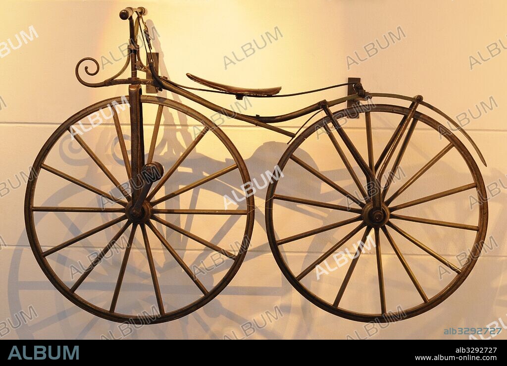 Bicicleta. Hacia el 1870. Castillo de la ciudad de Malmo. Museo Marítimo y de las Ciencias. Malmo. Suecia.