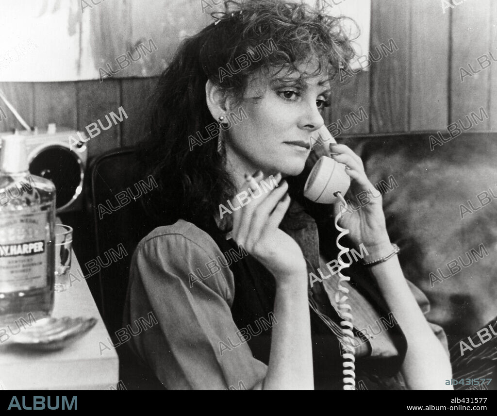 LESLEY ANN WARREN en ELÍGEME, 1984 (CHOOSE ME), dirigida por ALAN RUDOLPH. Copyright ISLAND ALIVE/TARTAN.