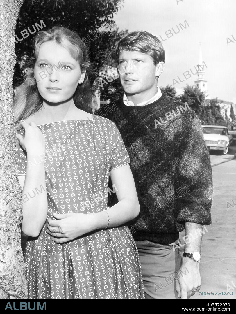 MIA FARROW und RYAN O'NEAL in PEYTON PLACE, 1964, unter der Regie von GERALD MAYER, HARVEY HART, PAUL MONASH und WALTER DONIGER. Copyright 20TH CENTURY FOX TV.
