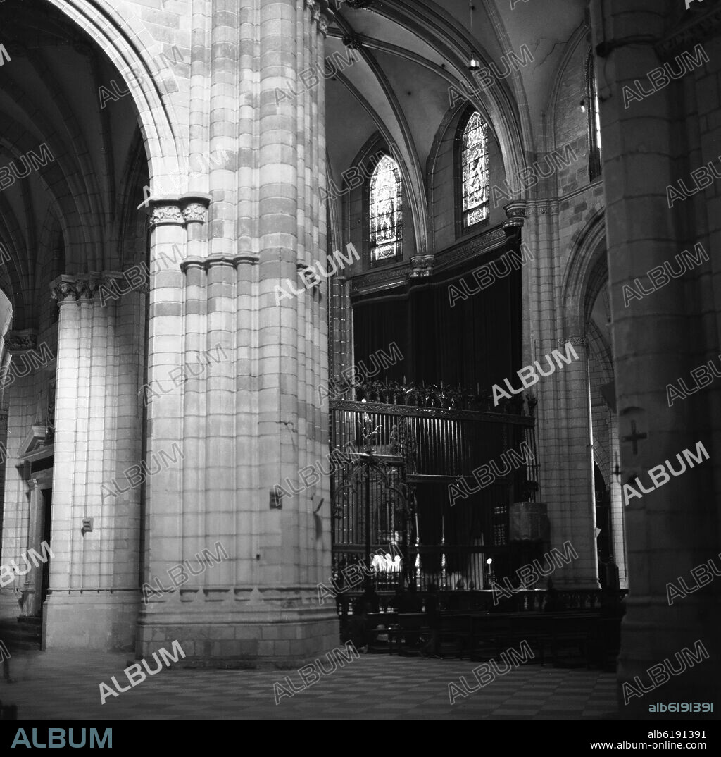 PILAR CON BAQUETONES EN EL INTERIOR DE LA CATEDRAL DE MURCIA - GOTICO ESPAÑOL - FOTOGRAFIA EN BLANCO Y NEGRO - AÑOS 60.