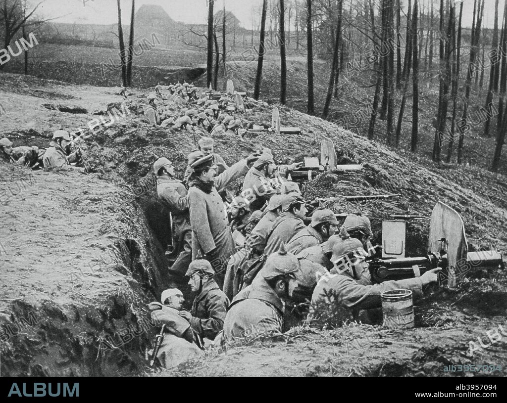 A German company of machine-guns during the battle of Darkehmen, Russia, World War I, 1915. Now known as Ozersk and in Russia, Darkehmen used to be in East Prussia. A photograph from Der Grosse Krieg in Bildern.
