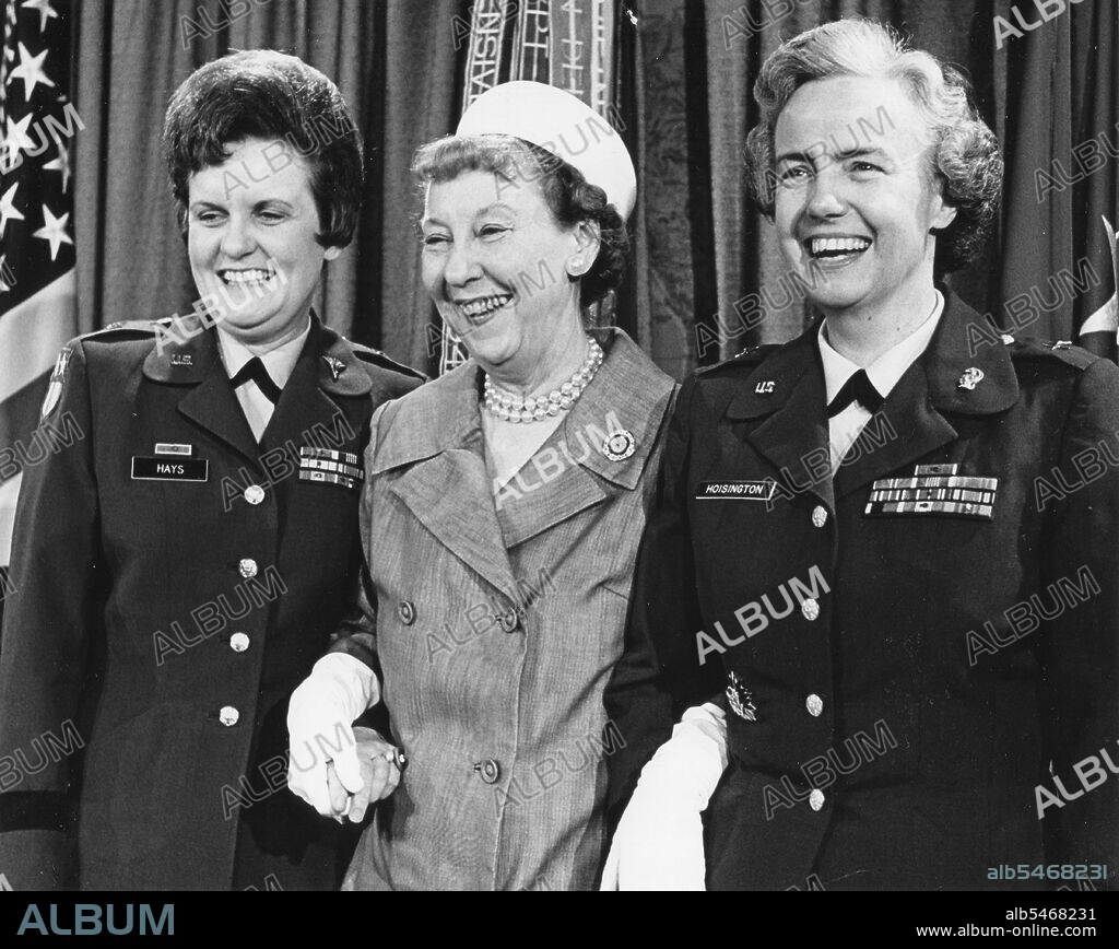 Mrs Dwight D Eisenhower (center) poses with the U S Army's first female generals, Brigadier General Anna May Hays (left) and Brigadier General Elizabeth Hoisington (right), after they received promotions at the Pentagon, Arlington, VA, 6/11/1970.