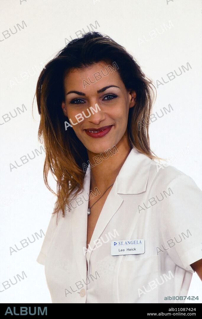 Yasmina Filali in the role of nurse Lea Heick in the ARD hospital series: St. Angela, 1998.