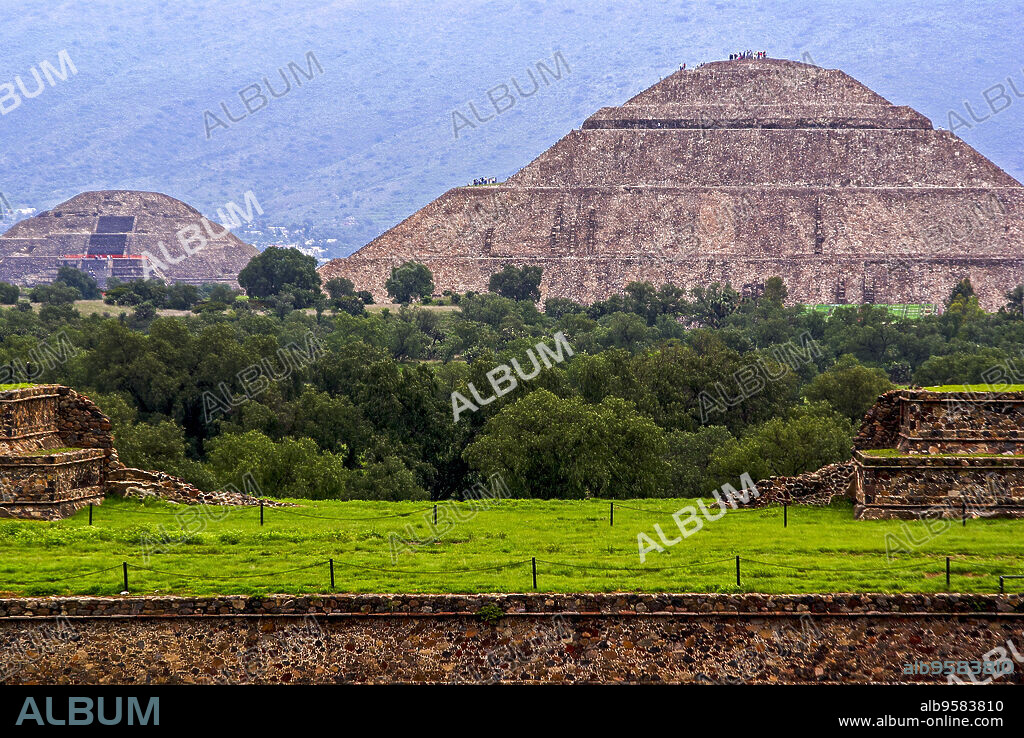 Piramide del Sol (100d.c.) and piramide de la Luna (300 d.c.).Teotihuacán. State of Mexico.Mexico.