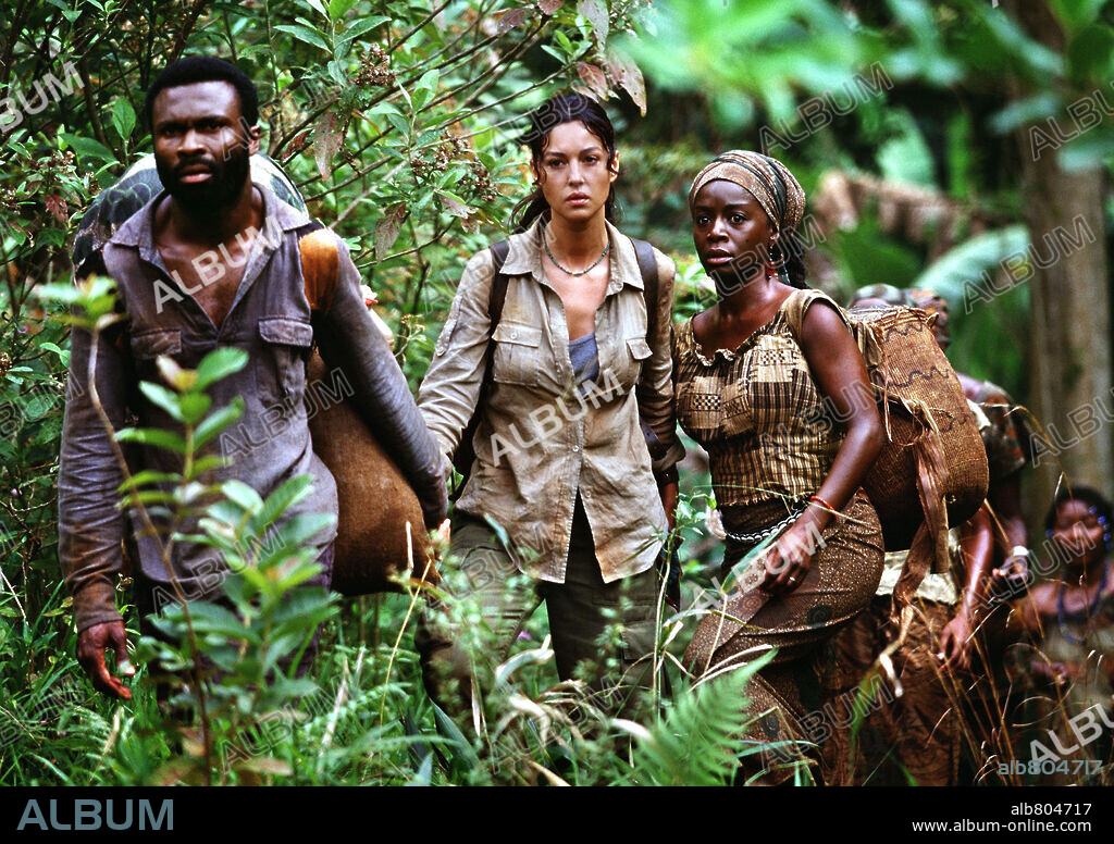 AKOSUA BUSIA and MONICA BELLUCCI in TEARS OF THE SUN, 2003, directed by ANTOINE FUQUA. Copyright COLUMBIA PICTURES / MASI, FRANK.