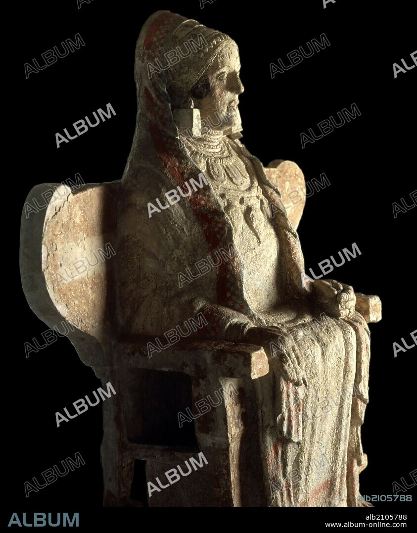 DAMA DE BAZA. ESCULTURA SEDENTE EN PIEDRA POLICROMADA.VISTA LATERAL. IBERICO ESCULTURA. (DEPOSITO: MUSEO ARQUEOLOGICO NACIONAL).