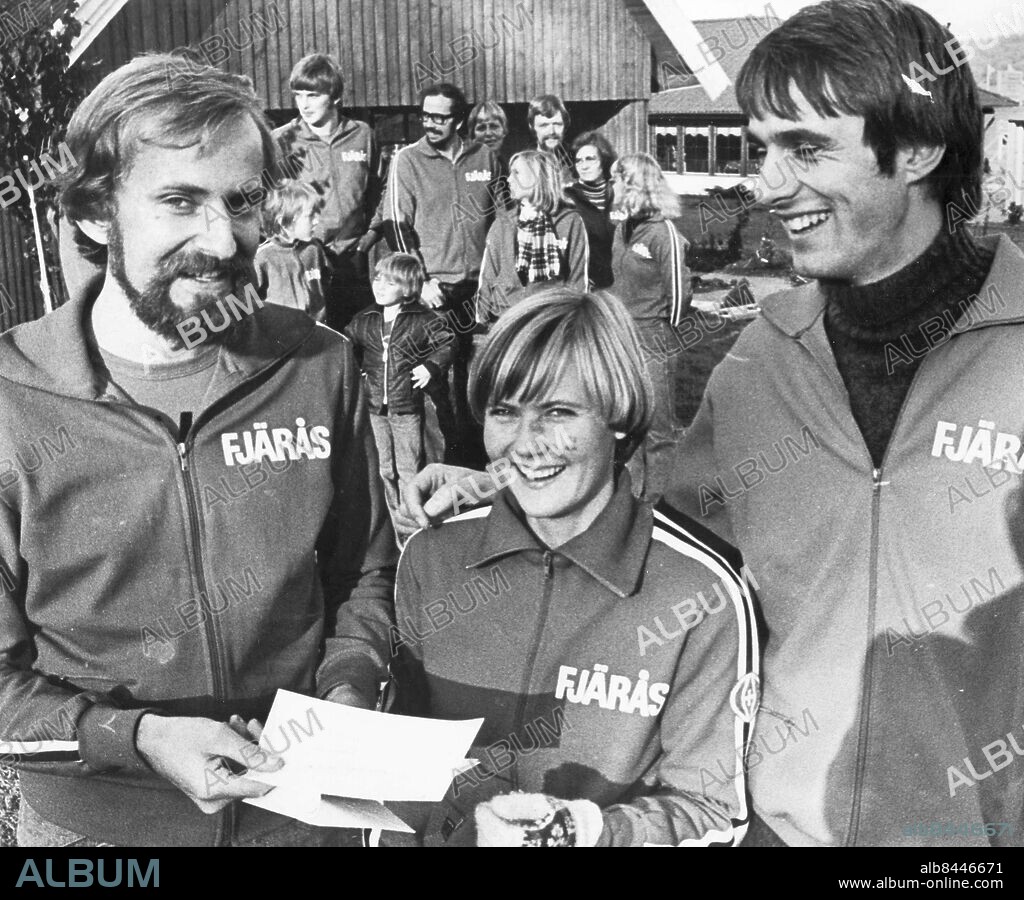 GÖTEBORG 1976-10-10.. Ordförande i Fjärås AIK Lars Andersson och det världsberömda orienteringsparet Anne Lundmark Arne Johansson glädes över en penninggåva till klubben. *** Local Caption *** GP Foto: Walter Hedén / Foto: Kamerareportage / TT / Kod: 2524.