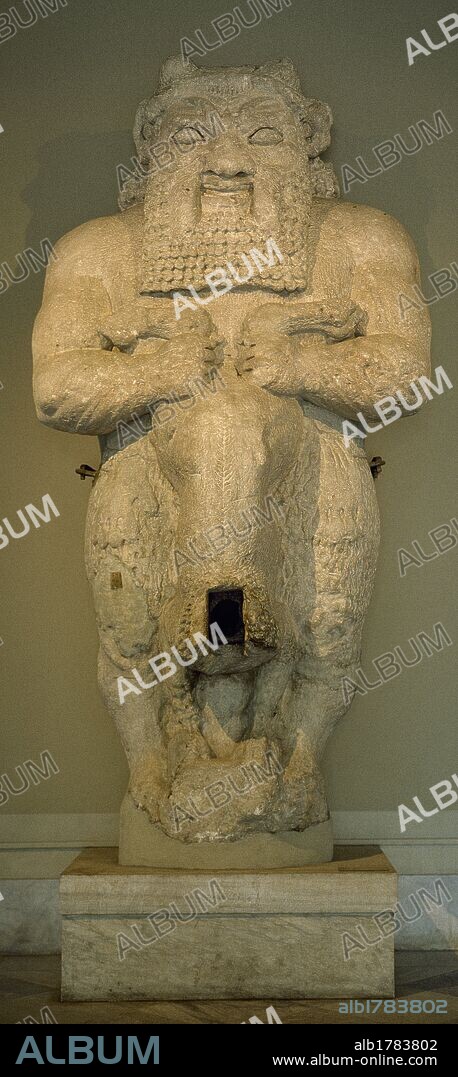 ARTE ROMANO. ASIA MENOR. ESTATUA COLOSAL DE BES, semidios del antiguo Egipto, representado sujetando por las pantorrillas a una leona descabezada. 600-500 a. C. Piedra caliza. Procedente de Amanthus (Chipre). Museos Arqueológicos (Museo de las Antigüedades). Estambul. Turquía.