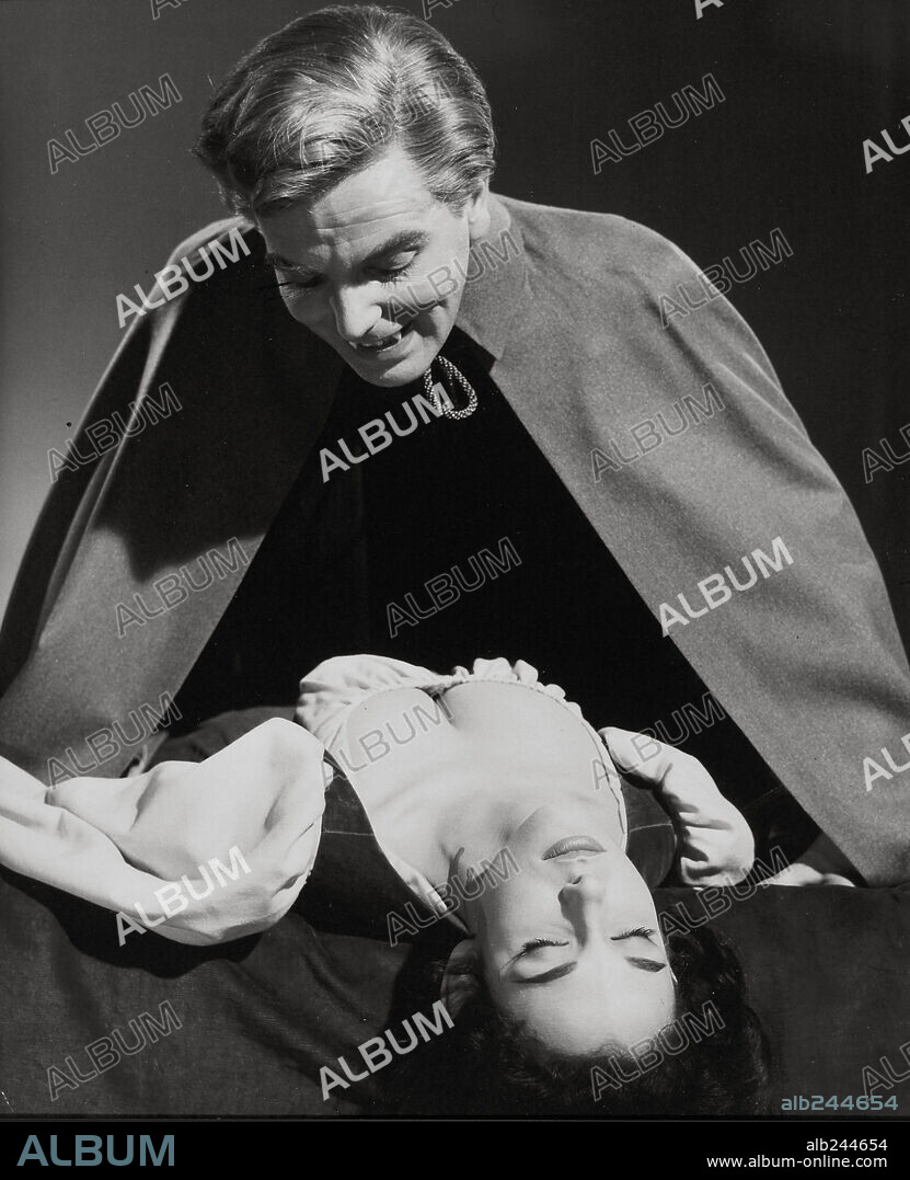 DAVID PEEL and IVONNE MONLAUR in THE BRIDES OF DRACULA, 1960, directed by TERENCE FISHER. Copyright HAMMER FILM PRODUCTIONS.
