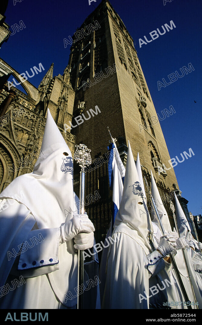 semana santa (domingo de Resurrección); hermandad de "La Resurrección"; nazarenos y Giralda.
