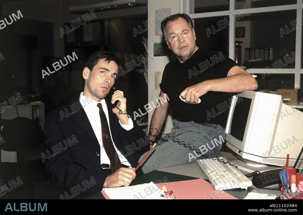 IN THE NAME OF THE LAW / Death in the OR D 2000 / Peter Adam A woman dies during a cosmetic operation. The woman's husband blames the doctor for his wife's death and swears revenge...Photo: Detective Inspector Bonhoff (WOLFGANG KREWE), Chief Detective Inspector Kehler (WOLFGANG BATHKE) V / Headline: IN THE NAME OF THE LAW / D 2000.