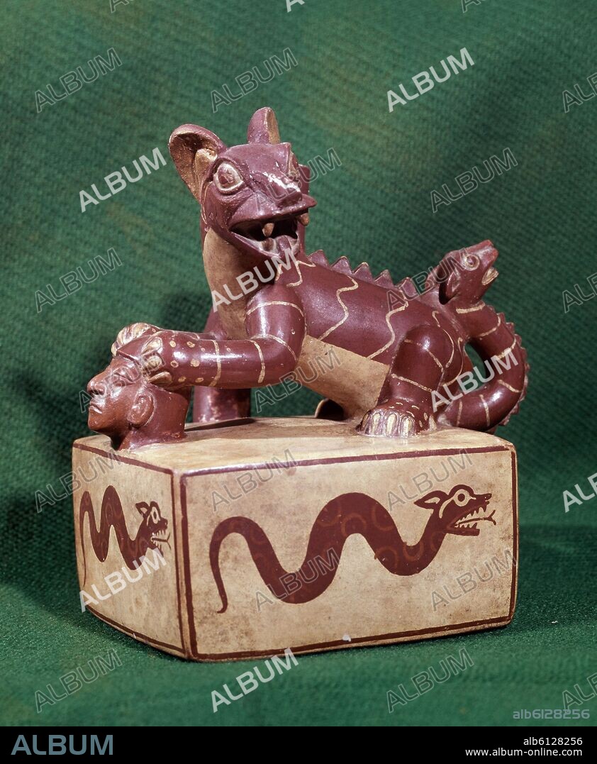 ARTE PRECOLOMBINO- FELINO CON COLA DE SERPIENTE SUJETA A UN TROFEO.
