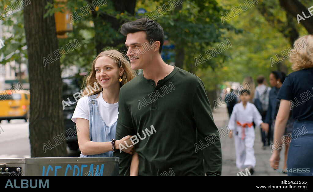 AMANDA SEYFRIED and FINN WITTROCK in A MOUTHFUL OF AIR, 2021, directed by AMY KOPPELMAN. Copyright MAVEN PICTURES.