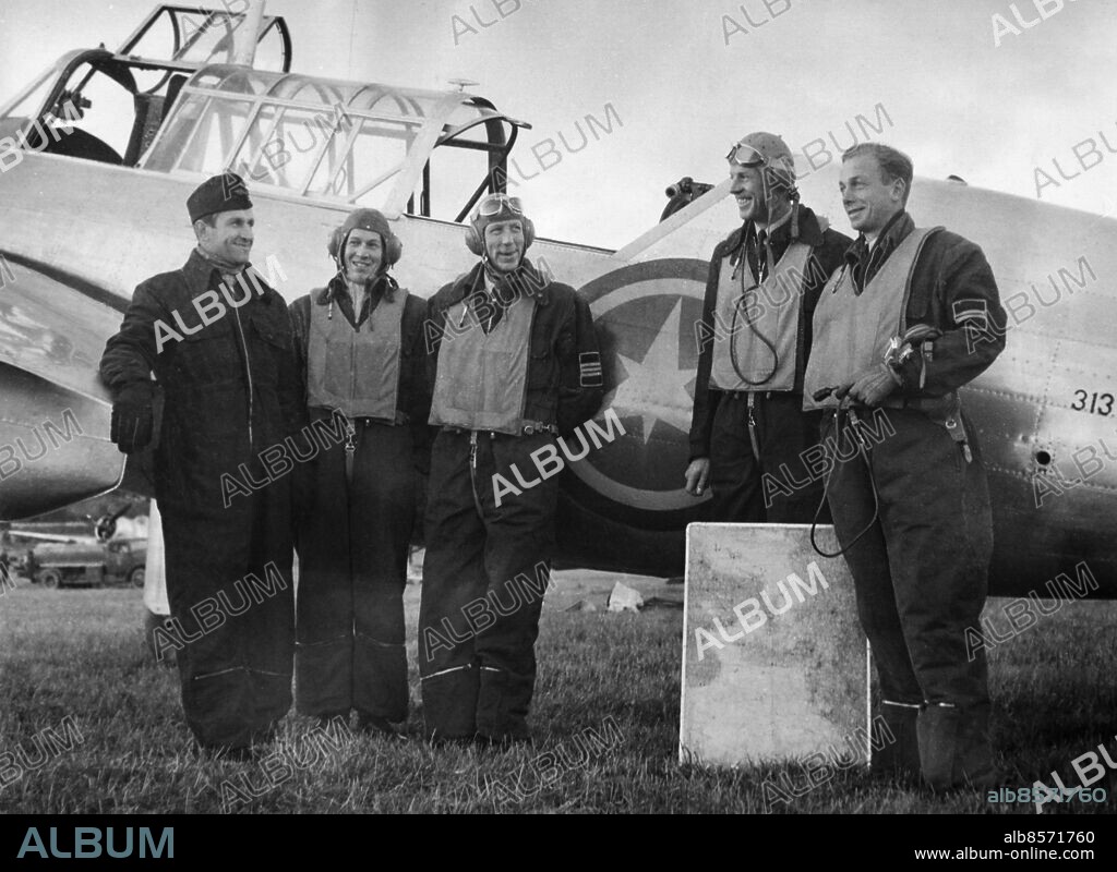 ARKIV 19471029.. Några av svenskarna som flög ner B-17 plan till Etiopien och råkade ut för en olycka i Salerno i Italien på väg tillbaka. Från vänster kapten Frändén, löjtnant Olsson, kapten Aulén, fanjunkare Tillberg och löjtnant Robertson.. Foto: Text & Bilder / SVT / Kod: 5600. Mapp: Flygolyckor: Sverige Sunnan i Salerno F 161c.
