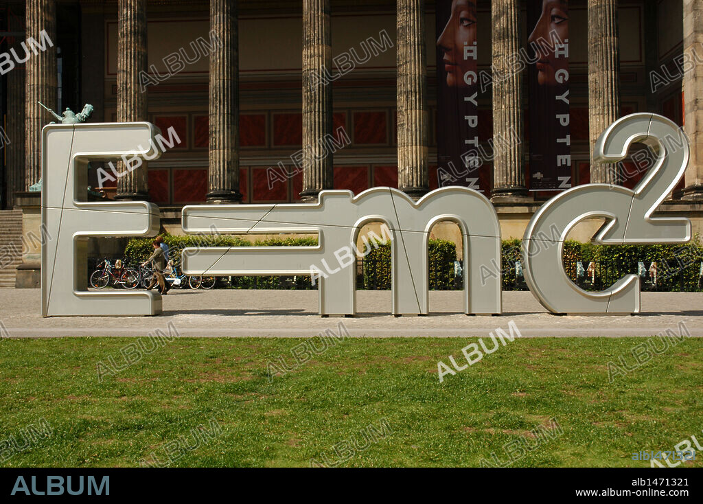 ALEMANIA. BERLIN. Vista de la escultura "La Teoría de la Relatividad", que forma parte del "Paseo de las Ideas", serie de seis esculturas creadas para conmemorar la celebración del Mundial de Futbol 2006 en Alemania.