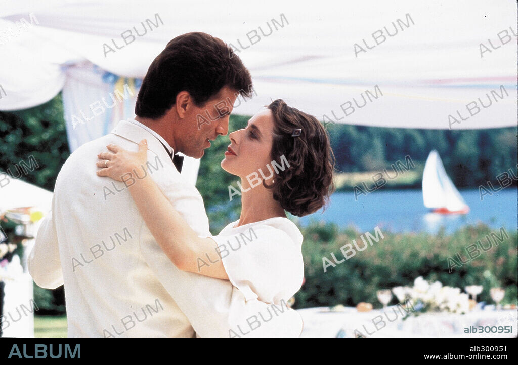 ISABELLA ROSSELLINI and TED DANSON in COUSINS, 1989, directed by JOEL SCHUMACHER. Copyright PARAMOUNT PICTURES.