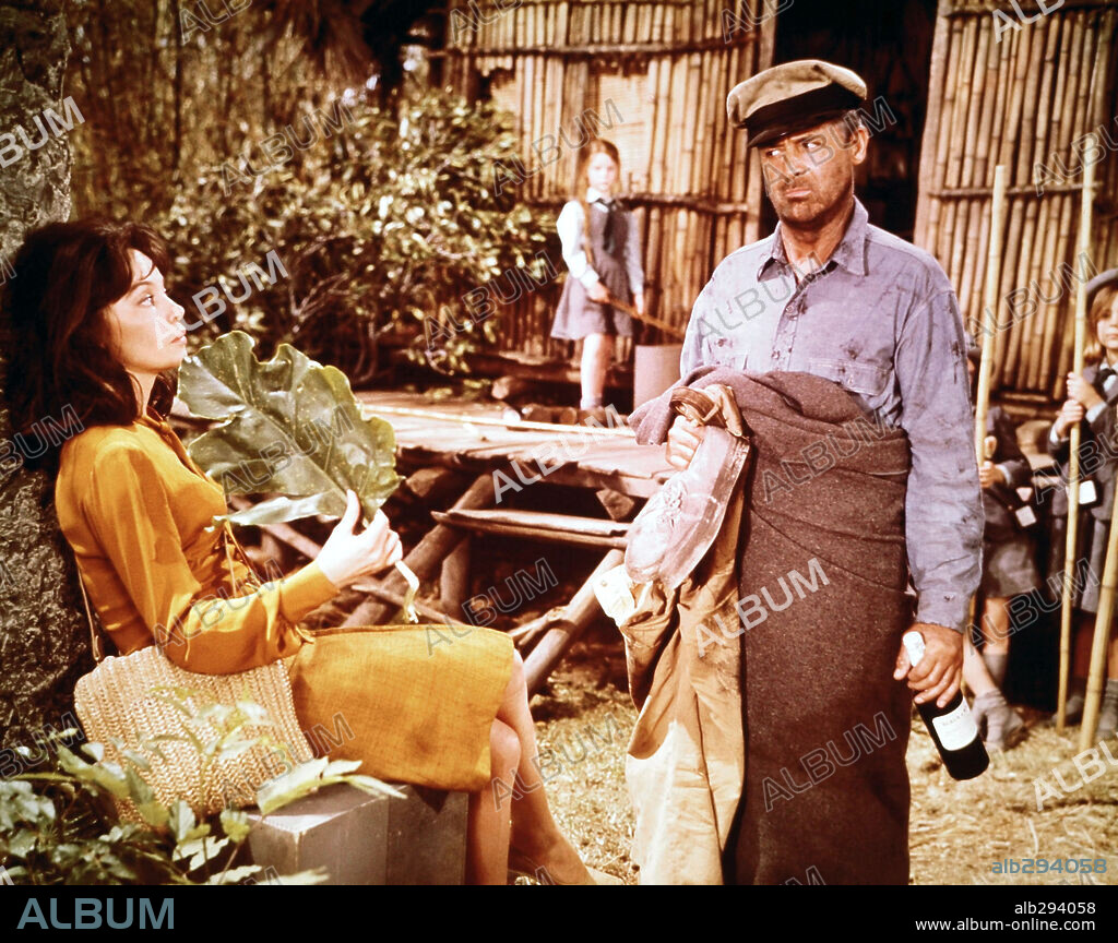 CARY GRANT y LESLIE CARON en OPERACIÓN WHISKY, 1964 (FATHER GOOSE), dirigida por RALPH NELSON. Copyright UNIVERSAL PICTURES.