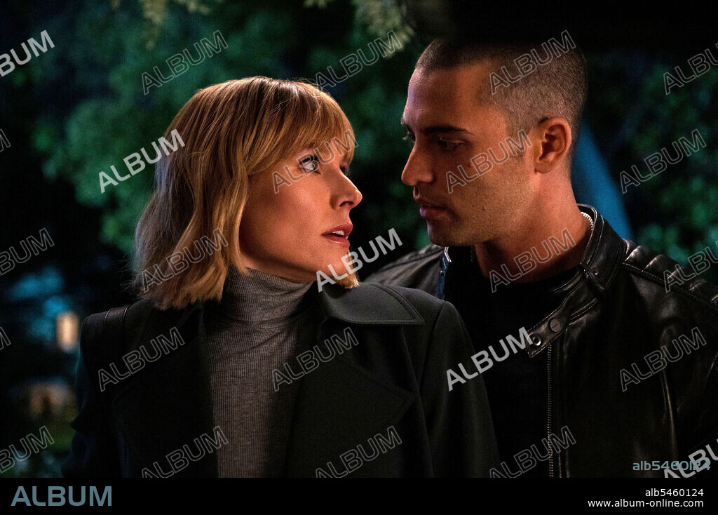 BENJAMIN LEVY AGUILAR and KRISTEN BELL in THE WOMAN IN THE HOUSE ACROSS THE STREET FROM THE GIRL IN THE WINDOW, 2022, directed by MICHAEL LEHMANN. Copyright Gloria Sanchez Productions.