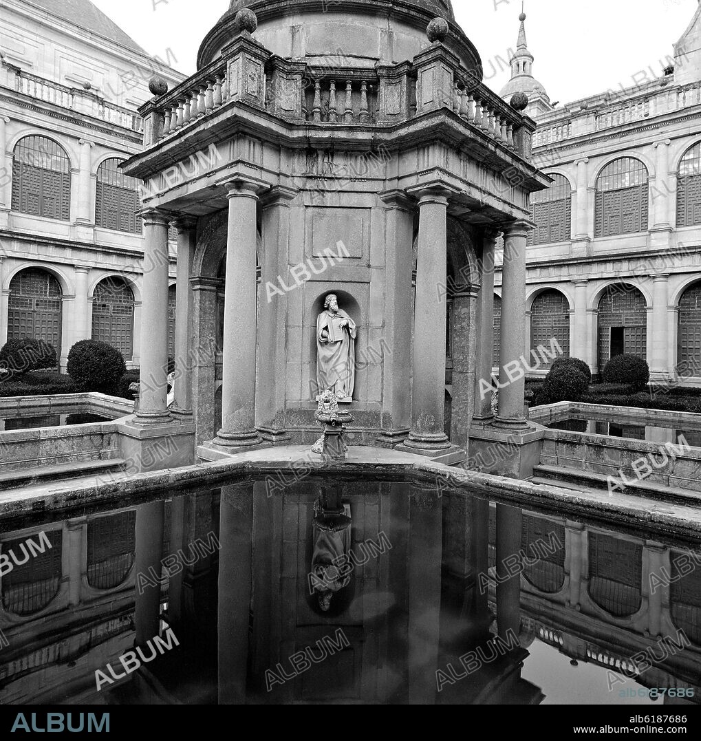 JUAN DE HERRERA. TEMPLETE DEL PATIO DE LOS EVANGELISTAS DEL MONASTERIO DEL ESCORIAL - FOTOGRAFIA EN BLANCO Y NEGRO - AÑOS 60.