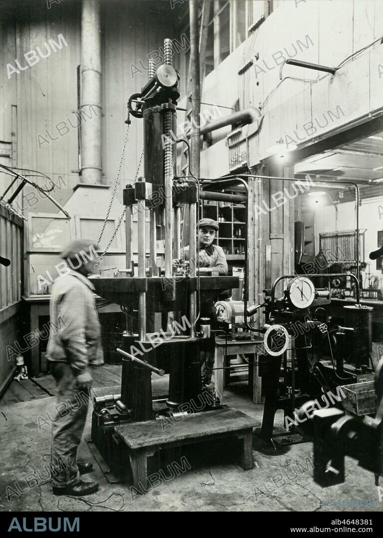 Sertissage des douilles dans une usine d'armement en France pendant la 1ere guerre mondiale. Photographie anonyme et sans date entre 1914 et 1918. Credit : Collection IM/KHARBINE-TAPABOR.