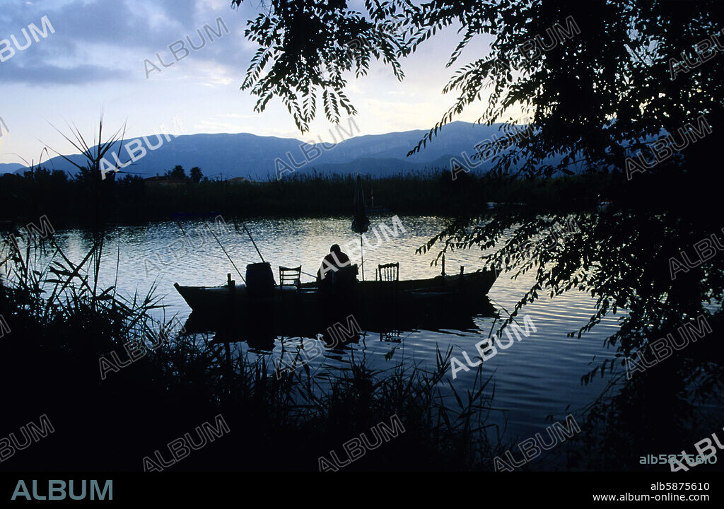 Cullera, laguna de L'Estany; pescador en barca; comarca de La Ribera Baixa.