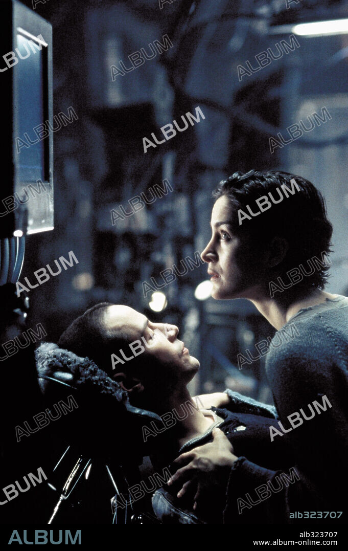 CARRIE-ANNE MOSS and KEANU REEVES in THE MATRIX, 1999, directed by ANDY WACHOWSKI and LARRY WACHOWSKI. Copyright ROADSHOW FILM LIMITED / BOLAND, JASIN.
