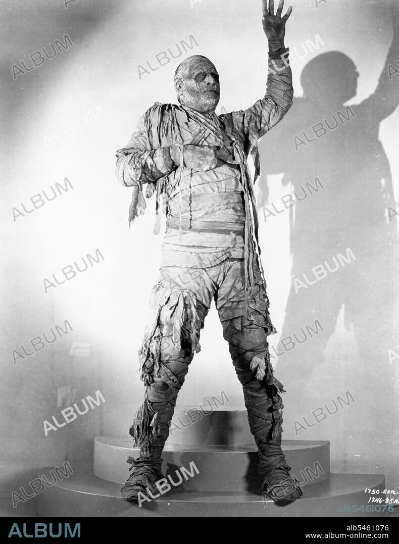 LON CHANEY JR. in THE MUMMY'S TOMB, 1942, directed by HAROLD YOUNG. Copyright UNIVERSAL PICTURES.