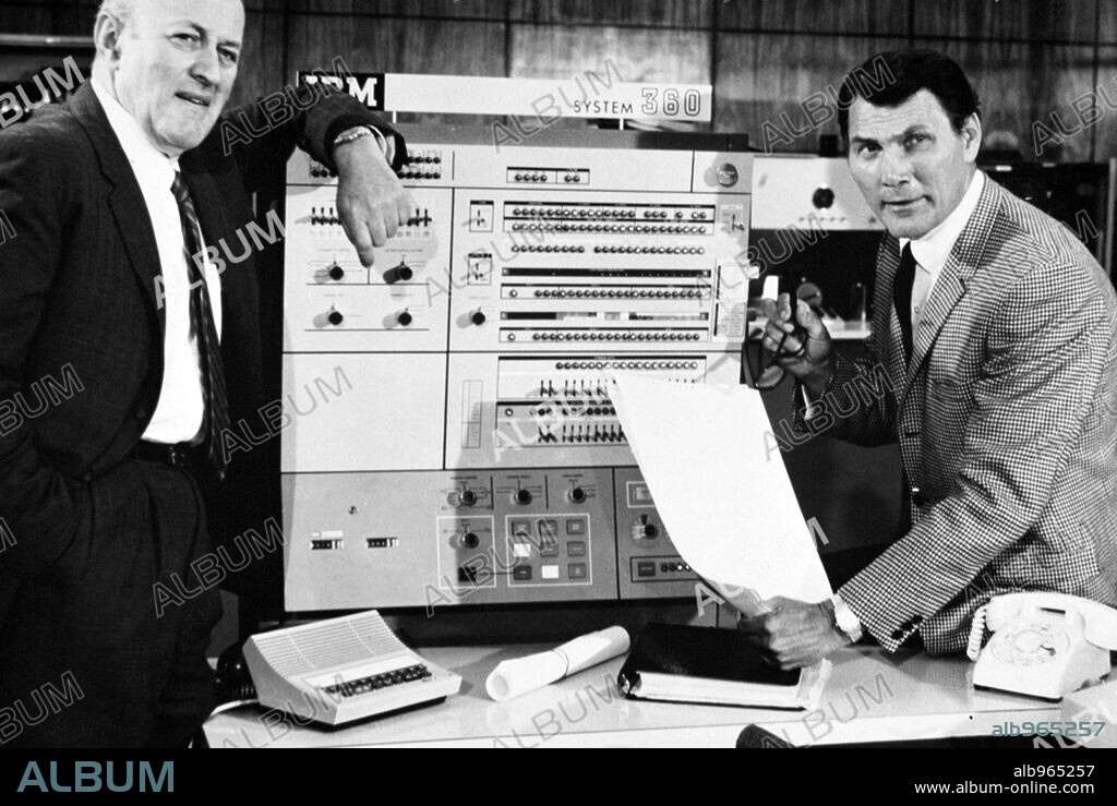 JACK PALANCE y LEE J. COBB en VEGAS,500 MILLONES, LAS, 1968 (LAS VEGAS,500 MILLONES), dirigida por ANTONIO ISASI-ISASMENDI. Copyright JOSE ANTONIO ISASI.