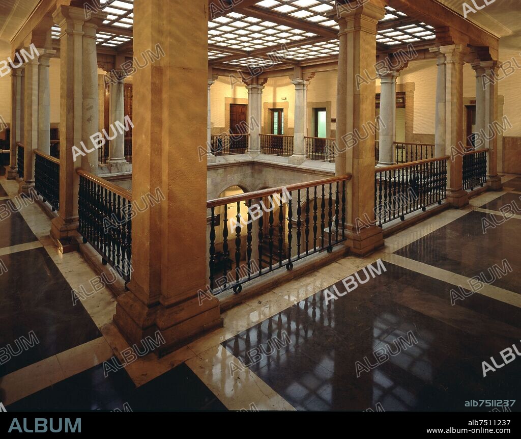 FERNANDEZ LORENZANA PEDRO Y SUAREZ SOLAR DOMINGO. GALERIA ALTA DEL PATIO INTERIOR DEL PALACIO DE CAMPOSAGRADO CUBIERTO - SIGLO XVIII.
