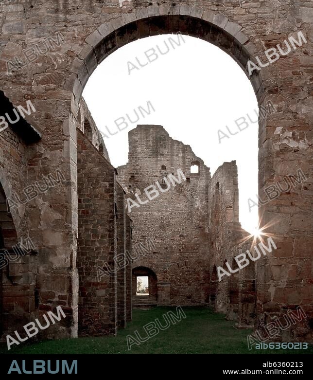 Walbeck (Sachsen-Anhalt, Deutschland), ehem. Stiftskirche des Benediktinerstifts (Gründungsbau 964 vollendet, um 1000 und 1100 erweitert und verändert; nach 1810 Verfall).-Blick im Gegenlicht vom Chor durch die Vierung in das Langhaus.-Foto, 8.10.2010.